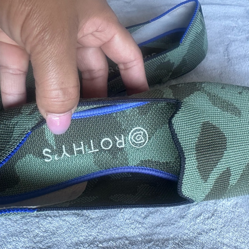 Rothys Camo Loafers Womens 9.5
Green Flats Round Toe Slip On. - Picture 10 of 12